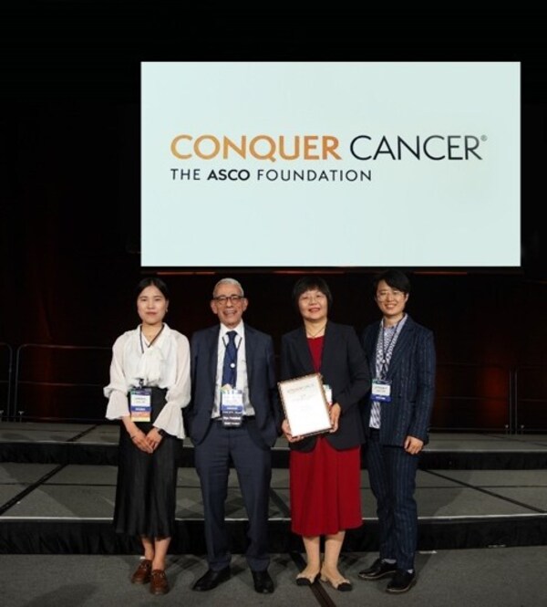 Professor Xu Yun's team with ASCO President Eric P. Winer, MD
(From left to right: Physician Gu Shanshan, Eric P. Winer, MD, Professor Xu Yun, Professor Sun Lingyun)