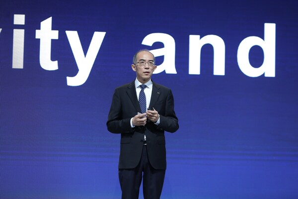 ZTE CEO Xu Ziyang delivering the speech titled "Ingenuity for Solid Foundation, Openness for Win-Win" at the "AI First" session (PRNewsfoto/ZTE Corporation)