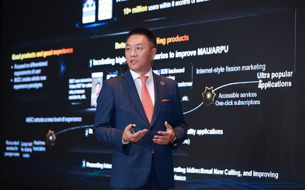 Chen Hao delivering a keynote (PRNewsfoto/Huawei)