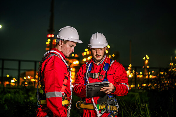 The F110 is designed for professionals in sectors such as defense, utilities, manufacturing, and oil & gas, who need digital solutions they can rely on in a wide range of operating environments.