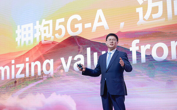 Li Peng, Huawei's Corporate Senior Vice President and President of ICT Sales & Service, delivered a keynote (PRNewsfoto/Huawei)