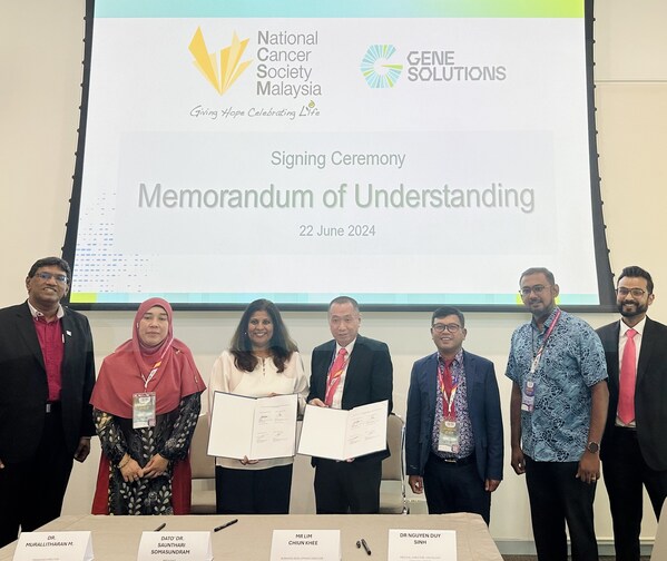 Dato’ Dr. Saunthari Somasundaram, National Cancer Society Malaysia President/Medical Director and Mr. Chiun Khee Lim, Business Director, Gene Solutions Malaysia at the signing of a Memorandum of Understanding (MOU) to collaborate on expanding awareness and enabling access to Multi-Cancer Early Detection.