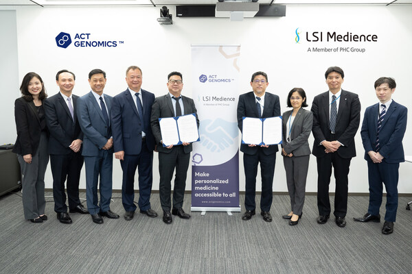 The group photo of ACT Genomics and LSI Medience forming a strategic partnership and collaboration.