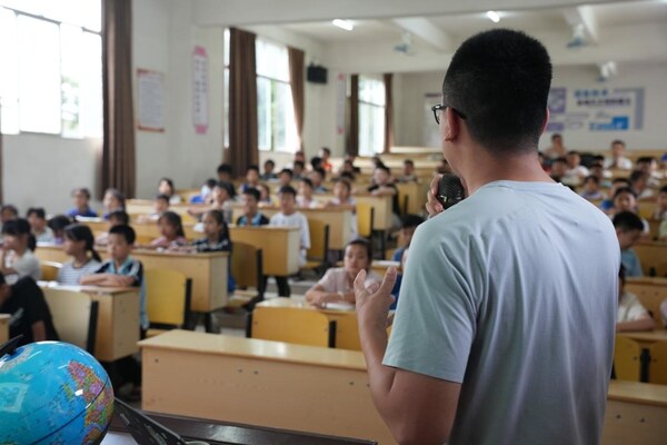 图为小赢公益组织在澄江中心小学的公开课现场