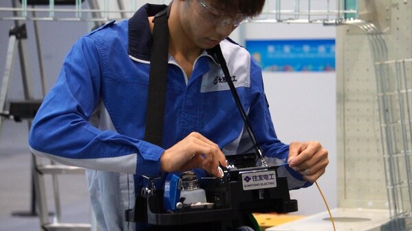 日本选手野茨俣翔也（Shoya Notsumata）使用住友电工熔接机
