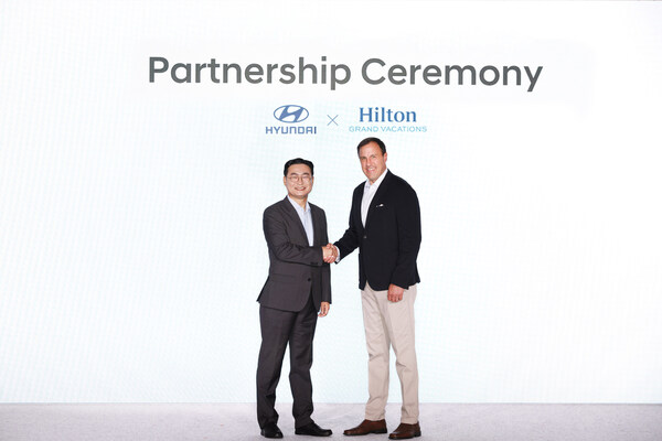 (from left) Yoo Seok Chung, Executive Vice President of Hyundai Motor; Jeff Bernier, Senior Vice President of Hilton Grand Vacations APAC & Hawaii