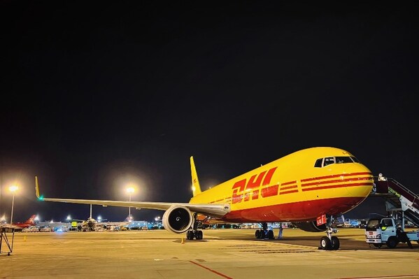 DHL B767货机在深圳宝安国际机场等待货物上载