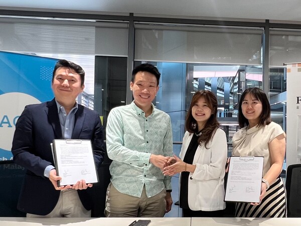 Li-Chen Lin, the Deputy Managing Director of FinTechSpace signed the Fintech MOU with Wilson Beh, the President of Fintech Association of Malaysia