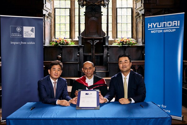 (From left) Gyun Kim, Executive Vice President and Head of Hyundai Motor Group Business Intelligence Institute; Professor Soumitra Dutta, Dean of Saïd Business School; Heung-Soo Kim, Executive Vice President and Head of Global Strategy Office at Hyundai Motor Group