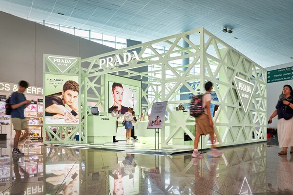 Shinsegae Duty Free Prada Beauty Pop-Up in Incheon International Airport Consumer Interaction