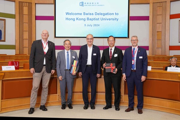 Dr Clement Chen, Chairman of the Council and the Court (2nd left), and Professor Alex Wai, President and Vice-Chancellor of HKBU (2nd right), receive souvenirs from the Swiss delegation led by Mr Guy Parmelin, Swiss Federal Councillor and Head of the Federal Department of Economic Affairs, Education and Research (centre).