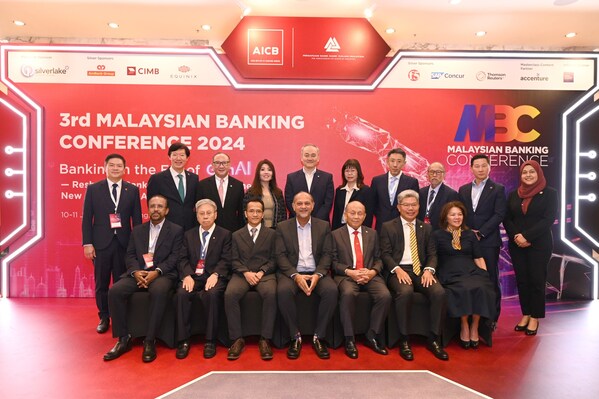 YB Tuan Gobind Singh Deo, Minister of Digital; AICB Chairman Tan Sri Azman Hashim; ABM Chairman Dato’ Khairussaleh Ramli; and BNM Assistant Governor Aznan Abdul Aziz, with the AICB Council, AICB CEO Edward Ling and ABM Executive Director Dr Amina Kayani, at the 3rd Malaysian Banking Conference 2024.