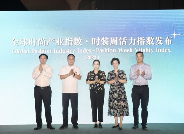 Photo shows that Jiang Wei, head of Xinhua News Agency Shanghai Bureau, Liu Min, deputy director of Shanghai Municipal Commission of Commerce, Tong Jisheng, chairman of Orient International (Holding) Co., Ltd., Ji Shengjun, president of Orient International (Holding) Co., Ltd., and Yu Linwei, deputy head of Xuhui District, jointly released the Global Fashion Industry Index-Fashion Week Vitality Index Report 2023. (Source: Shangtex)