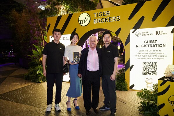Dong Ming, Vice President and Co-Founder, and Wu Tianhua, Global CEO and Co-Founder of Tiger Brokers, with Soros Fund Management Co-Founder and Investor Jim Rogers