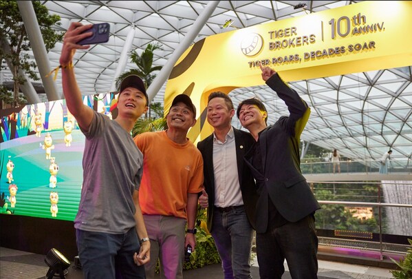 Tiger Brokers (Singapore) CEO Ian Leong takes a selfie with guests