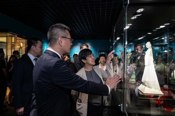Visitors are viewing the exhibits of the "beauty of pure whiteness"-themed white porcelain show in Macao Special Administrative Region on June 18, 2024. (Xinhua/Zhang Jinjia)