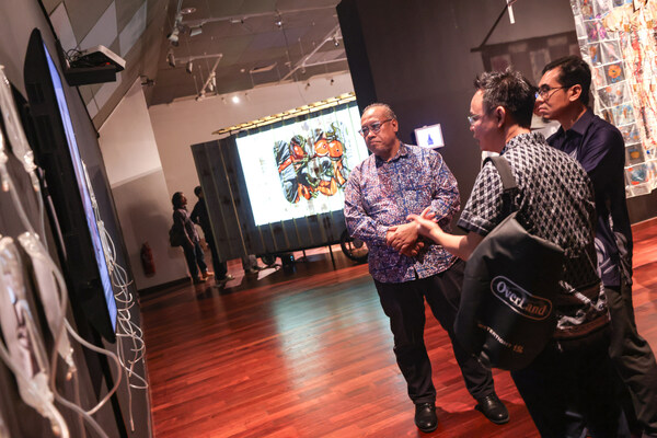 Curator from Thailand, Suebsang Sangwachirapiban, explaining the artwork “CAPD” by Thai artist Nordiana Beehing to the Director General of the National Art Gallery, Amerrudin Ahmad, during a visit to the IMT-GT: Rantau Exhibition.