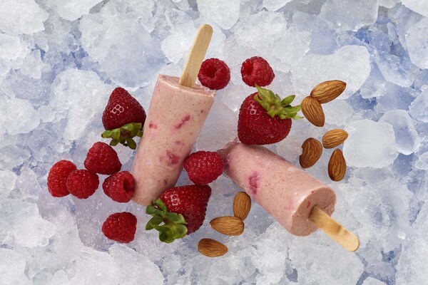 自制酸甜清凉的加州巴旦木水果冰棍既满足了口腹之欲，又保证了营养的多元摄入，让夏日饮食变得健康又美味。
