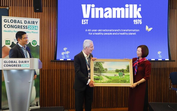 ビナミルクの代表者が、Richard Hall氏にビナミルク・グリーン・ファームの絵を贈呈しました