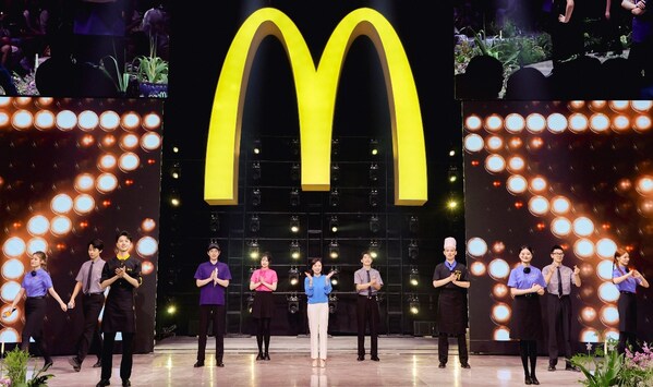 麦当劳中国首席执行官张家茵（中）与员工代表们共同宣布新一代餐厅员工制服正式发布