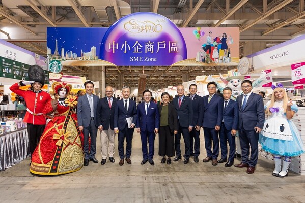 Guests of honour receive a guided tour of the Sands Shopping Carnival Thursday at The Venetian Macao’s Cotai Expo, after officiating the opening ceremony.