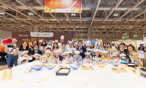 Sands China Ltd. Executive Vice Chairman Dr. Wilfred Wong visits BOC Smart Kids Presents: Little Master Chef Workshop, a Sands Shopping Carnival activity, Thursday at Cotai Expo.