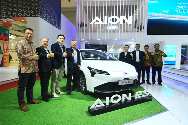 The AION ES emerges as a modern mobility solution with cutting-edge technology. Built on the AION High-end Electric Vehicle Platform (AEP) 3.0, the AION ES delivers an exceptional driving experience. Every journey with the AION ES showcases its unique character, spacious interior, top-notch safety features, and impressive range.