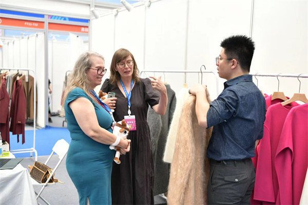 Ordos cashmere, wool exhibition opens with pizzazz