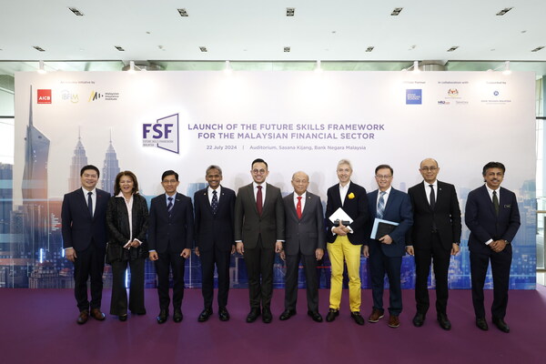 Menteri Sumber Manusia, YB Tuan Steven Sim Chee Keong, dan Gabenor Bank Negara Malaysia, Datuk Abdul Rasheed Ghaffour bersama Pengerusi AICB, Tan Sri Azman Hashim dan wakil industri utama lain pada pelancaran rasmi Rangka Kerja Kemahiran Masa Depan (FSF) pada 22 Julai 2024.