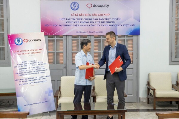 GS.TS Phan Trọng Lân, Chủ tịch VAPM (trái) và Ông Christophe Meugnier, CCO kiêm Tổng Giám đốc Việt Nam & Thái Lan, Docquity (phải) đã ký Biên bản ghi nhớ (MOU) nhằm thúc đẩy đào tạo y học dự phòng tại Việt Nam.