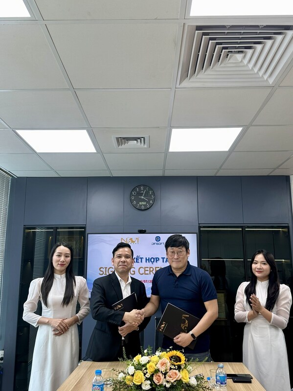 (Left) Navisoft CEO Pham Truong Sinh, (Right) DIFISOFT CEO Kim Won-hyung