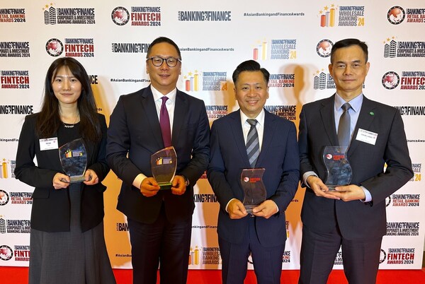 Joe Liang (second from right), Executive Vice President of Cathay Financial Holdings, Winfield Wong (second from left), Chief Executive of the Cathay United Bank Singapore Branch, and Chun-Liang Lin (first from right), Assistant Vice President of Cathay United Bank, accepted the awards on behalf of Cathay Financial Holdings and Cathay United Bank.