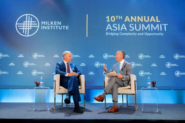 CEO, Milken Institute, Richard Ditizio, berdiskusi dengan Ray Dalio,
Pendiri dan CIO Mentor, Bridgewater Associates, di 2023 Asia Summit yang
berlangsung di Singapura.