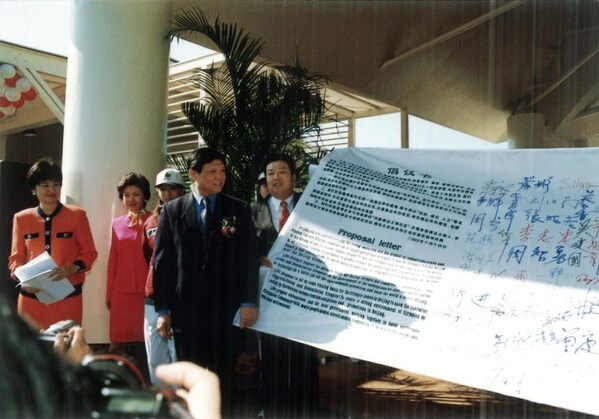 2000年，严彬递交中国红牛及各界代表声援北京申奥倡议书