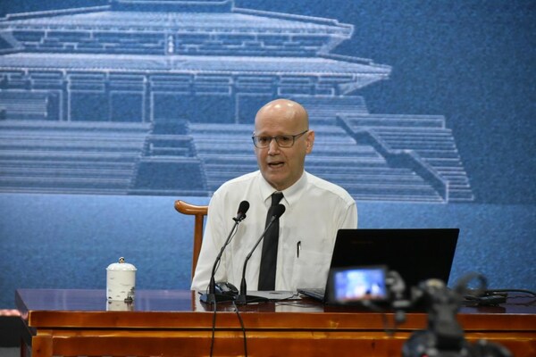 Professor Peter Ditmanson delivered a lecture titled "Selling the TongJi: The Dissemination of Chinese Ming Dynasty History in the 16th and 17th Century"at the Confucius Academy on June 15, 2024. (PRNewsfoto/Huanqiu.com)