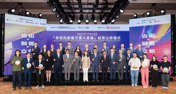 Guests get together with awardees of the Entrepreneurship Recruitment Programme for Rua das Estalagens at a results announcement ceremony at The Londoner Macao Thursday.