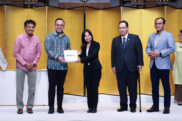 Mr. Steven Sim Chee Keong, Malaysia’s Minister of Human Resources, presents a symbolism of the MyHeart Collaboration to Dr. Amy Poh, Chair for the Malaysian Japan Visionary Conference 2024, accompanied by (from left) Mr. Thomas Mathew, TalentCorp Group CEO; H.E. Dato' (Mr.) Shahril Effendi Abd Ghany. Ambassador of Malaysia to Japan; and Dato' Sri (Mr.) Khairul Dzaimee bin Daud, Secretary General of the Ministry of Human Resources