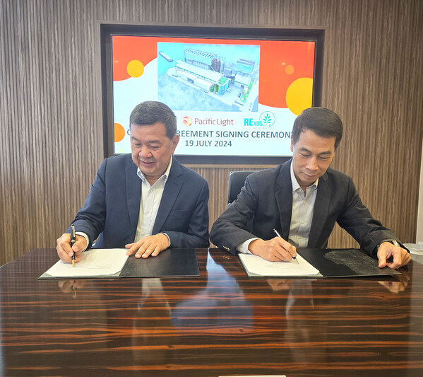 Signing of the investment agreement for the development of the new Rexus Bioenergy’s Waste Wood to Energy (WWtE) plant by Mr Oh Wee Khoon, Chairman of Rexus Bioenergy (left) and Mr Yu Tat Ming, CEO of PacificLight (Right).