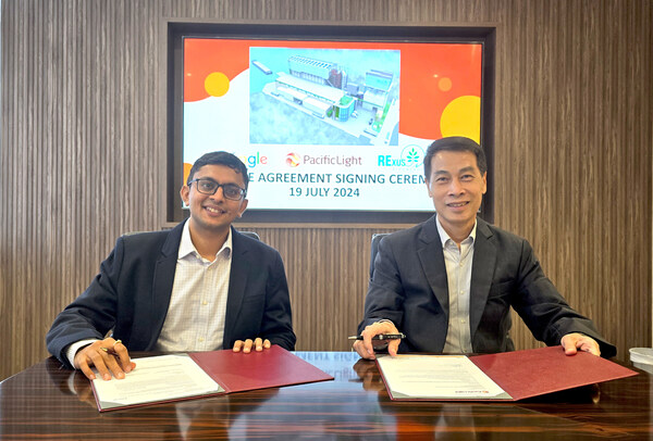 Signing of the offtake agreement to supply clean energy to Google’s data centre in Singapore– Mr Srinath Iyer, Senior Commercial Lead, Clean Energy & Power for Asia Pacific, Google (Left) and Mr Yu Tat Ming, CEO of PacificLight