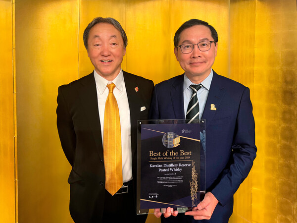 Kavalan Whisky CEO Mr. Y.T. Lee receives the prestigious 'Best of The Best Single Malt Whisky 2024' award certificate from TWSC Executive Committee Chairman Mamoru Tsuchiya