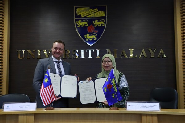 Gift exchange between Mr Matthew Lampkin, Director PTE Asia at Pearson (left) and Prof Dr Yatimah Alias, Deputy Vice-Chancellor (Academic & International), Universiti Malaya (right)