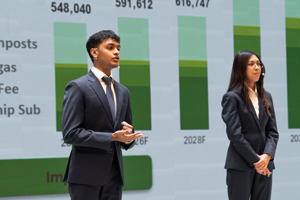 Sahil Nawalkha (left) and a team member from Mahidol University International College, Thailand, present their project at the final round of the 2023 XJTLU Global Entrepreneurial Dream-chasers Competition.