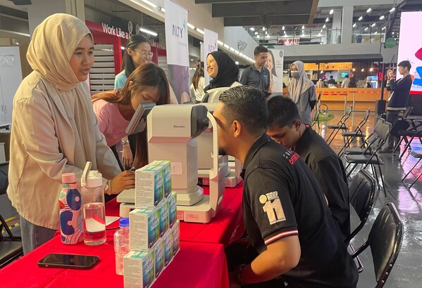 A VISTA Eye Specialist optometrist conducts an eye screening on a patient during a recent corporate health awareness day. VISTA is committed to providing accessible and quality eye care services to the community.