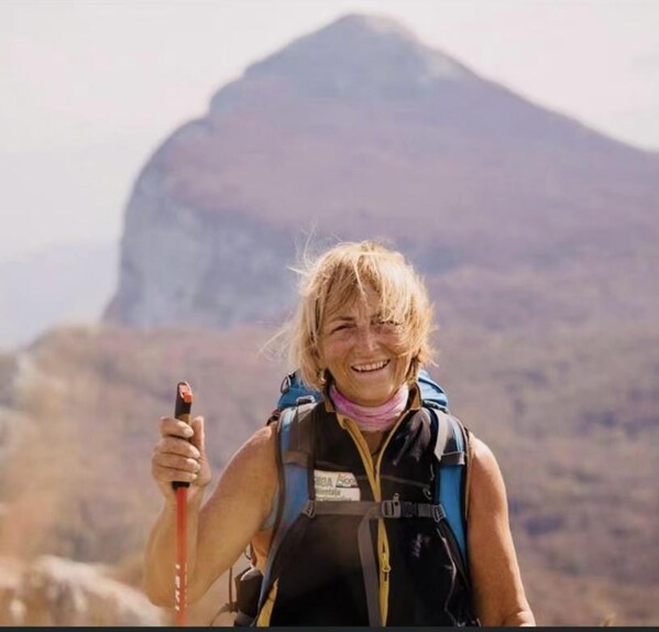 Vienna Cammarota hiking up a mountain on her journey. (Photo provided by Associazione Cina-Italia di Shanghai)