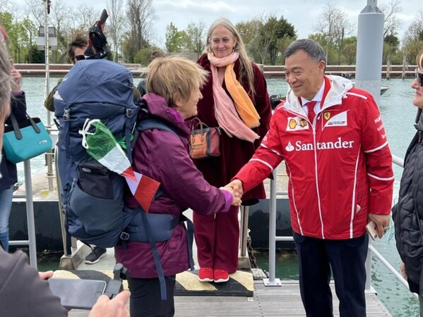 Vienna Cammarota departs from Lazzaretto Nuovo Island in Venice as Zhu Yuhua, president of Associazione Cina-Italia di Shanghai (ACIS) bids her farewell, April 26, 2022. (Photo provided by Associazione Cina-Italia di Shanghai)