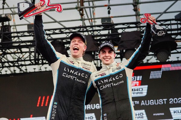 Lynk & Co Cyan Racing team celebrating their double wins at the 2024 TCR World Tour in Uruguay. (PRNewsfoto/Lynk & Co)