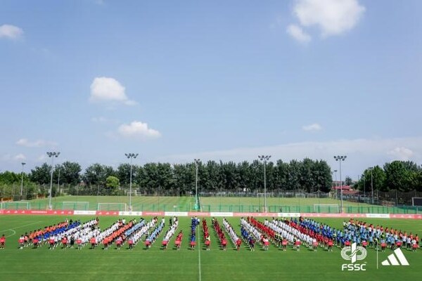 30支高中校園足球隊(duì)亮相開(kāi)幕式