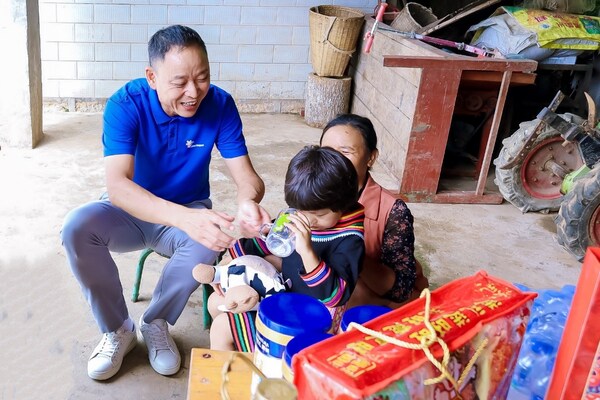 菲仕蘭中國(guó)高級(jí)副總裁楊國(guó)超（左一）探訪困境兒童家庭