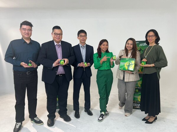 (Kiri-Kanan) (L-R) Lim Wei Jian, Pembantu Pengurus Jenama, Suntory Beverage & Food Malaysia; Professor Dr Michael Ling, Profesor Neurosains dan Genetik dari Universiti Putra Malaysia; Dr Hiroshi Watanabe, Pengarah Penyelidikan Kanan dari Suntory Beverage & Food Asia Pacific; Pengacara, Zooey Teh; Eunice Kow, Ketua Pemasaran Suntory Beverage and Food Malaysia; Nasreen Ma, Jurulatih Kesihatan Otak dari Meaningful Activation.