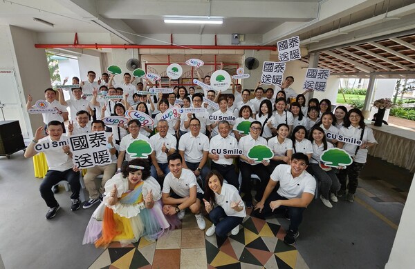 Fulfilling its corporate social responsibilities, Cathay United Bank Chairman Andrew Kuo (second row, fourth from right) recently led Singapore Branch in its first-ever partnership with HUG Community Services and Taiwanese businesses. Together, they jointly organized an intergenerational dining event at a retirement home, providing food and comfort to senior citizens.